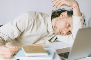 Waarom heb je een middagdip? Oorzaken en tips